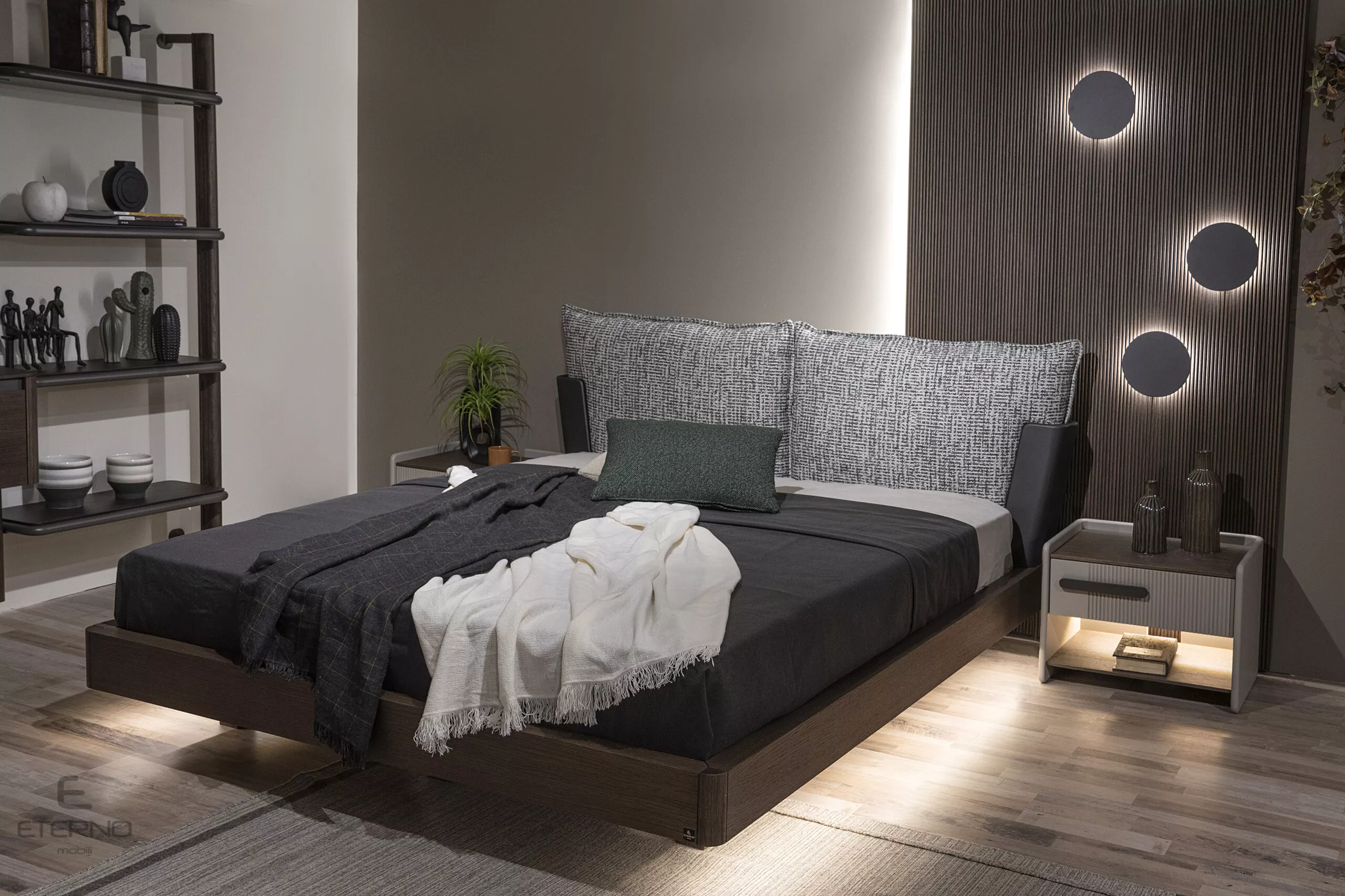 LAZY OAK BED image